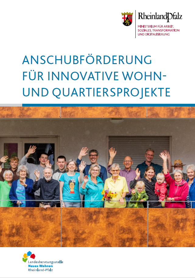 Titelbild der Informationsbroschüre Anschubförderung für innovative Wohn- und Quartiersprojekte. Das Titelfoto zeigt eine Gruppe fröhlicher Erwachsener unterschiedlichen Alters auf dem Balkon eines Wohnhauses. 