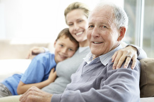 Miteinander leben_istock_S Drei Generationen auf einem Sofa