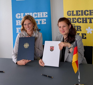 Ministerin Sabine Bätzing-Lichtenthäler und Bundesbeauftragte Ferda Ataman bei der Unterzeichnung der Erklärung