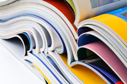 Haufen von unerkenntlichen Zeitschriften