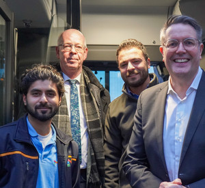 Gruppenfoto Minister Schweitzer mit Teilnehmern des Projekts Momentum Mobilität