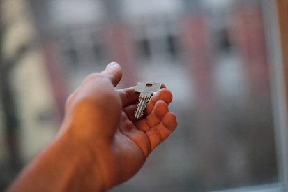 Fachberatungsstellen zur Wohnraumsicherung Übergeben eines Schlüssels