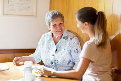 Seniorin mit junger Betreuerin