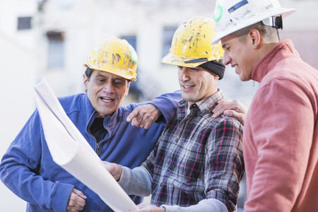 Infrastruktur_istock_XL Drei Bauarbeiter mit Konstruktionsplan