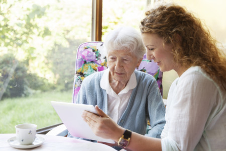 Tablet Pflege_istock_XXL Seniorin mit junger Frau am Tablet