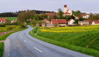 Demografieprojekte Land_istock_XL Dorf an einer Straße