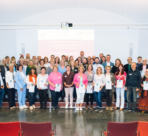 Gruppenfoto der Zertifikatübergabe an die Nachhaltigkeits-Botschafterinnen und -Botschafter