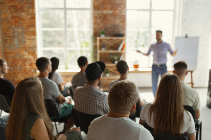 Mehrere Menschen sitzen in einem Weiterbildungsseminar.
