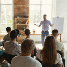 Berufliche Weiterbildung Mehrere Menschen sitzen in einem Weiterbildungsseminar.