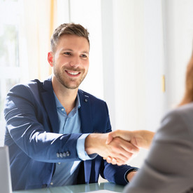 Arbeitnehmer schüttelt Arbeitgeber die Hand