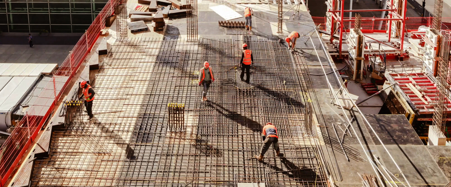 Bauarbeiter auf einer Baustelle.