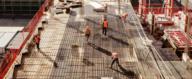 Bauarbeiter auf einer Baustelle.