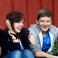 Jugendpolitik Symbolbild: Mehrere Jugendliche zeigen "Daumen hoch"