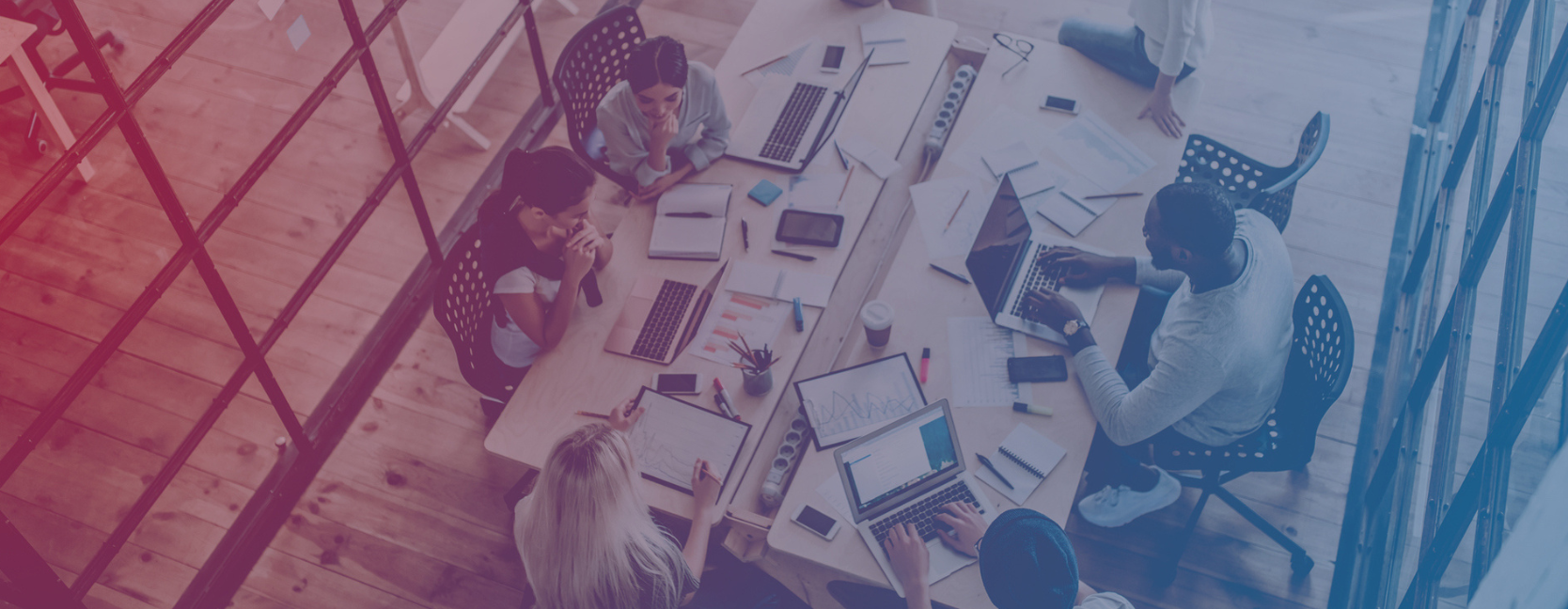 Junge Menschen arbeiten in einem Büro