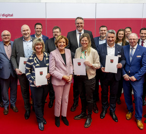 Gruppenfoto der Förderbescheidübergabe an die Landrätinnen und Landräte mit Ministerpräsidentin Malu Dreyer und Digitalisierungsminister Alexander Schweitzer