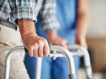 Pflegesachleistung_istock_S Mann an Stehhilfe