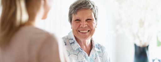 Seniorin zuhause mit Enkelin Seniorin zuhause mit Enkelin