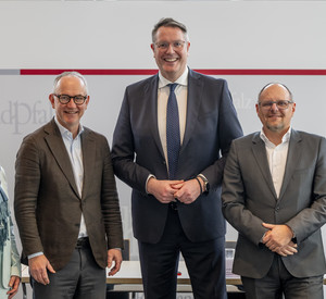 Gruppenbild Minister Schweitzer mit den Vertreterinnen und Vertreter der vier Mobilfunknetzbetreiber