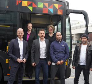 Personen vor Bus