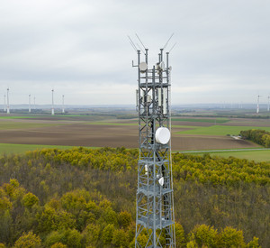 Luftbild eines Mobilfunkmastes in der Landschaft