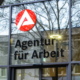 Leistungen bei Arbeitslosigkeit Außenseite eines Arbeitsagentur Gebäudes