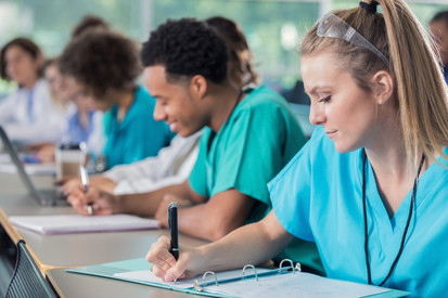 Pflegeschüler Vorlesung_istock_S Pflegeschüler schreiben in Vorlesung