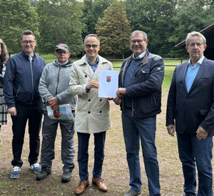 Foto der Bescheidübergabe in Merxheim