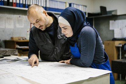 Zwei Techniker besprechen den Plan für eine Maschine