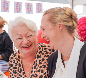 Ministerin Dörte Schall und Seniorin