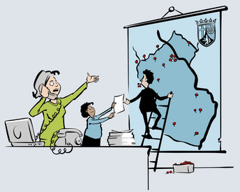 Illustration: Eine Frau steht hinter einem Schreibtisch und ist am Telefon. Sie schaut besorgt und zeigt auf eine hinter ihr hängende Rheinland-Pfalz Karte. Vor dieser Karte stehen zwei Personen, die Pinnadeln an unterschiedliche Punkte auf der Karte setzen 