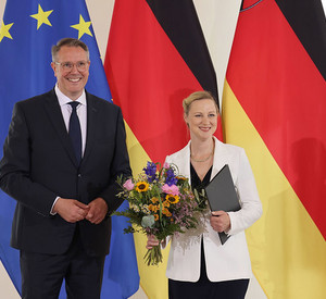 Ministerpräsident Alexander Schweitzer und Ministerin Dörte Schall