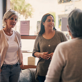 Gruppe von Frauen im Gespräch