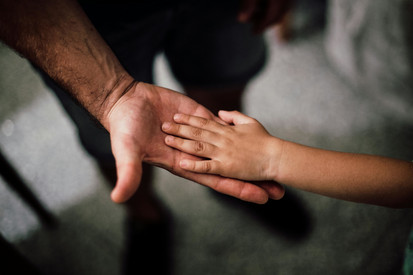 Für Betroffene Symbolbild: Die Hand eines Kindes in der Hand eines Erwachsenen