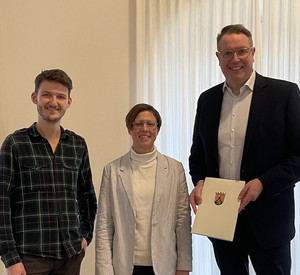 Minister Alexander Schweitzer übergibt KIPKI-Förderbescheid an Verbandsgemeinde Bad Bergzabern