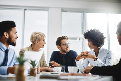 Gruppe von Arbeitskräften in einem Meeting 