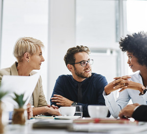 Gruppe von Arbeitskräften in einem Meeting Gruppe von Arbeitskräften in einem Meeting