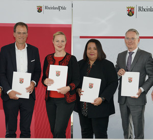 Ministerin Dörte Schall mit Vertreterinnen und Vertreter der Tower Companies anlässlich der Unterzeichnung des Infrastrukturpaktes